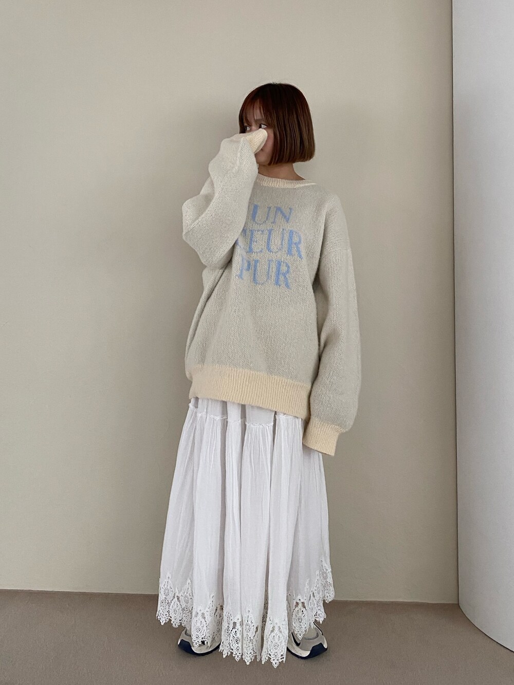 ホワイト系のニット/セーター、その他のその他を着用したレディースの秋コーディネートの2枚目の写真