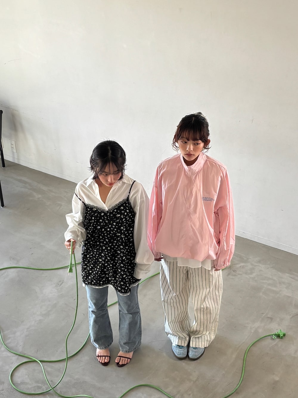 ピンク系のその他トップス、ブルー系のトートバッグ、ホワイト系のTシャツ/カットソーを着用したレディースの冬コーディネートの4枚目の写真