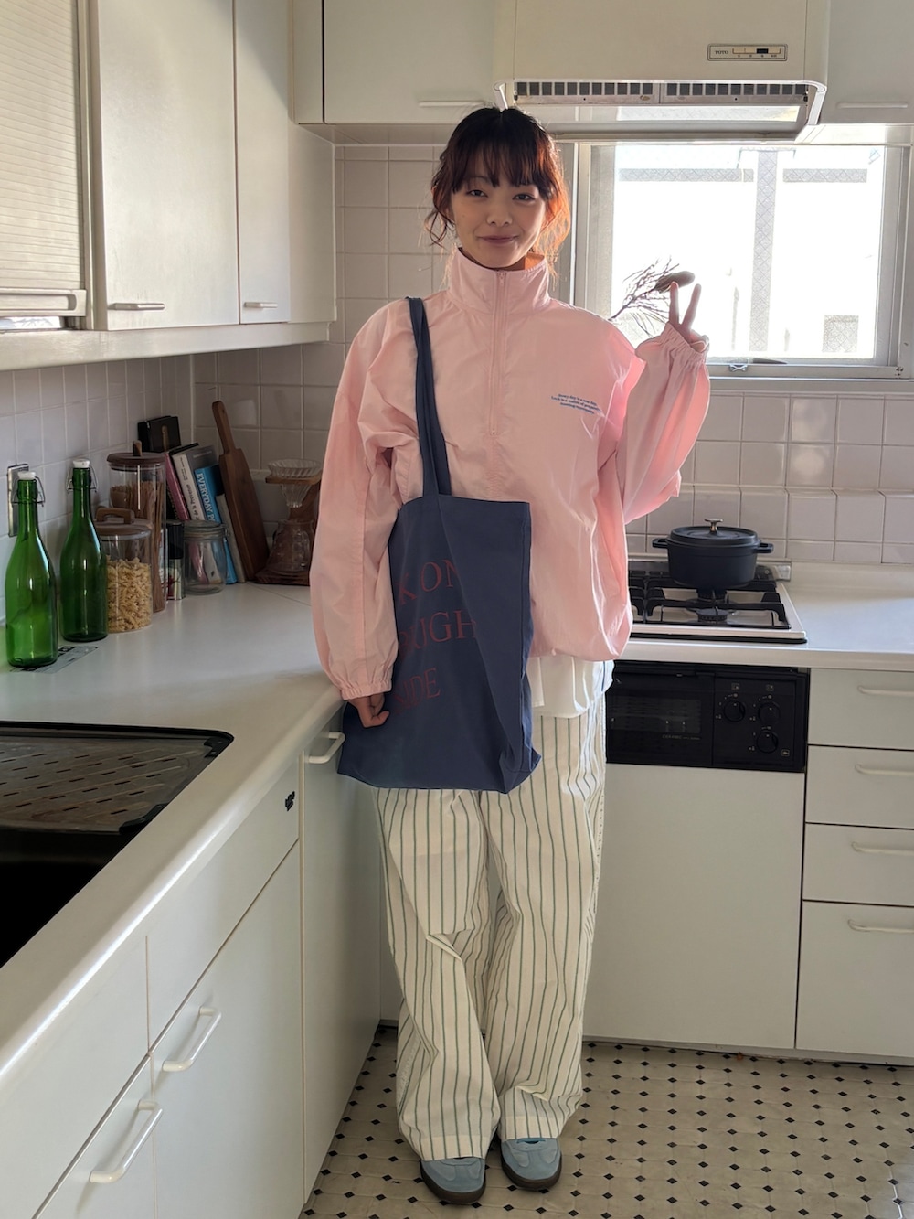 ピンク系のその他トップス、ブルー系のトートバッグ、ホワイト系のTシャツ/カットソーを着用したレディースの冬コーディネートの5枚目の写真