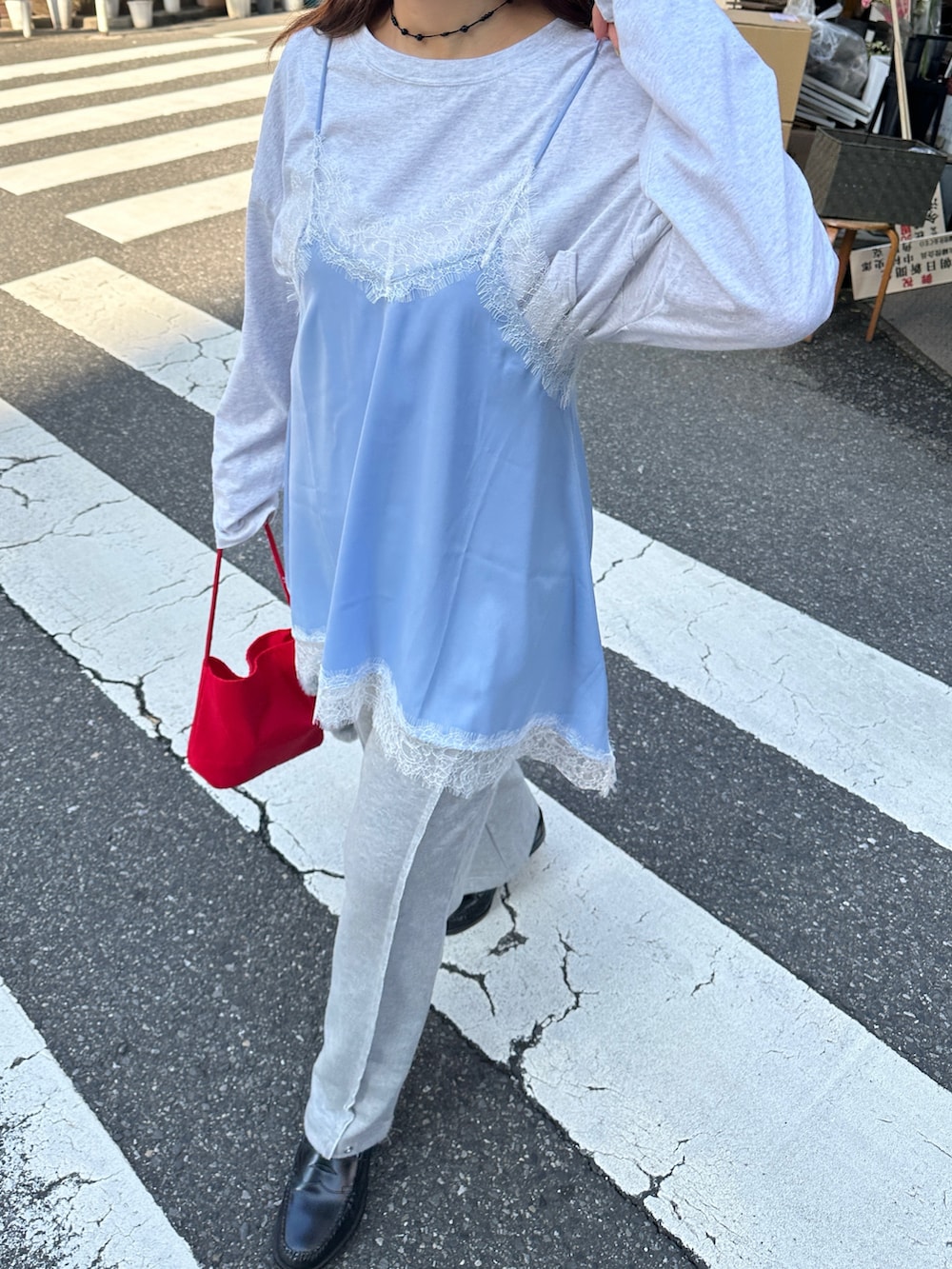 ブルー系のキャミソール、グレー系のスウェットパンツ、ベージュ系のTシャツ/カットソーを着用したレディースの春コーディネートの5枚目の写真