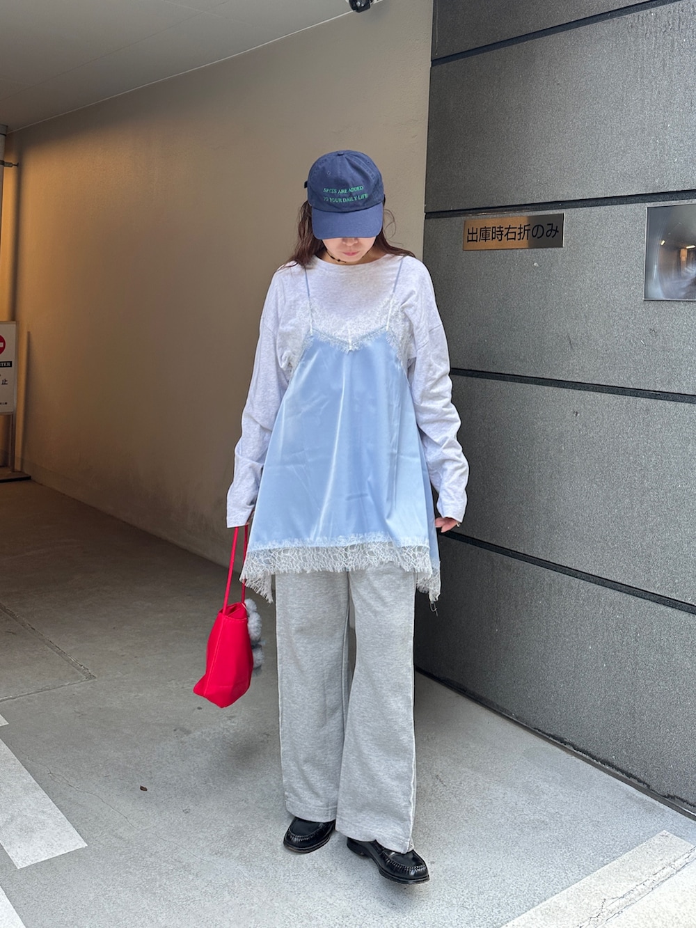 ブルー系のキャミソール、グレー系のスウェットパンツ、ベージュ系のTシャツ/カットソーを着用したレディースの春コーディネートの3枚目の写真