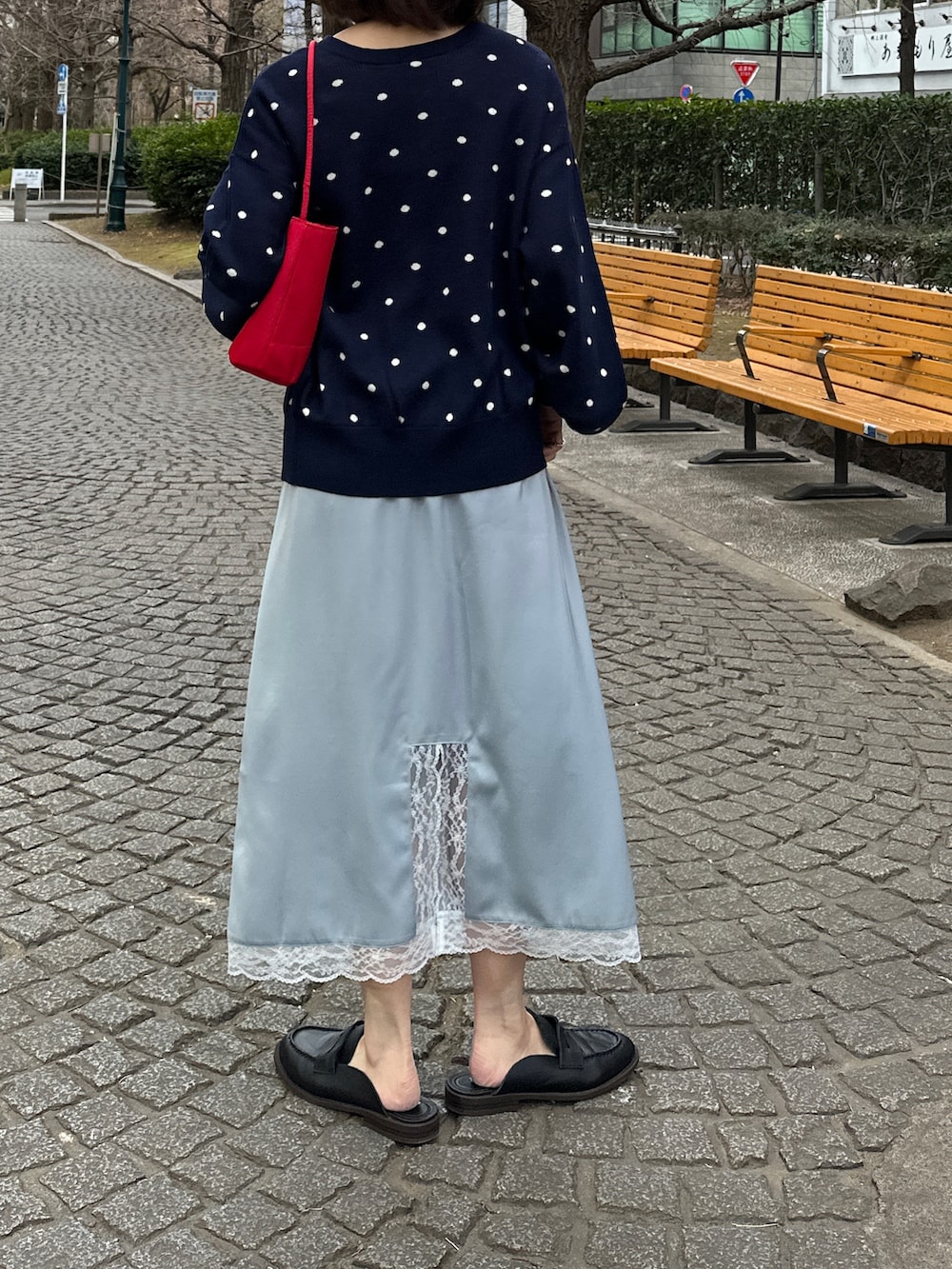 ブルー系のカーディガン/ボレロ、ブルー系のスカート、その他のその他を着用したレディースの春コーディネートの5枚目の写真
