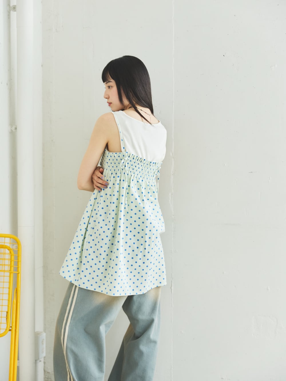ブルー系のシャツ/ブラウス、ブルー系のデニムパンツ、その他のその他を着用したレディースの夏コーディネートの3枚目の写真