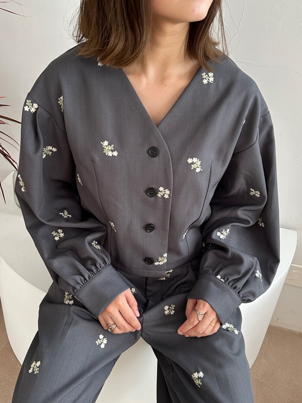 グレー系のシャツ/ブラウス、グレー系のその他パンツ、その他のその他を着用したレディースの秋コーディネートの2枚目の写真