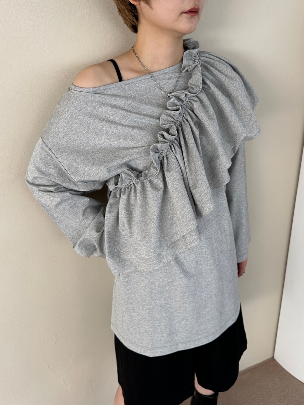 グレー系のTシャツ/カットソー、その他のその他を着用したレディースの秋コーディネートの2枚目の写真