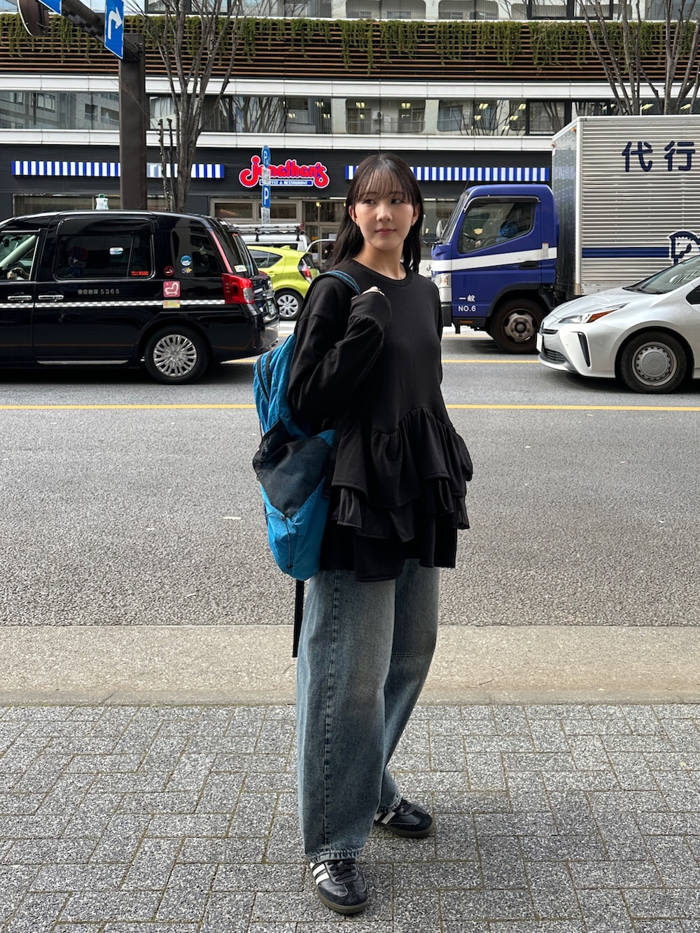 ブラック系のTシャツ/カットソー、ブラック系のスニーカー、その他のその他を着用したレディースの春コーディネートの4枚目の写真