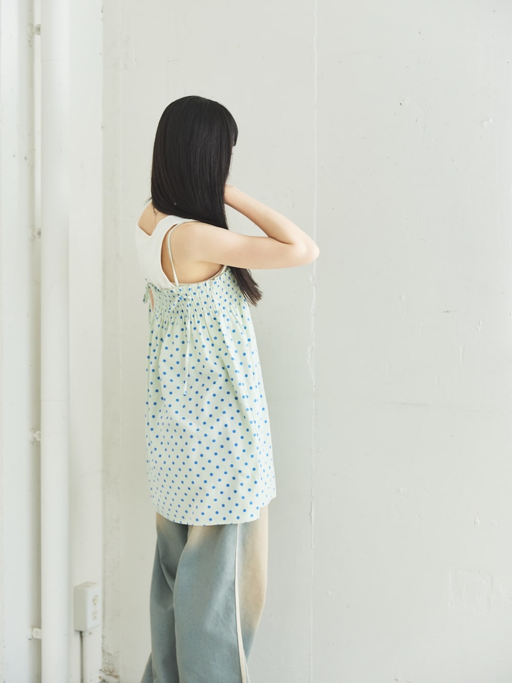 ブルー系のシャツ/ブラウス、ブルー系のデニムパンツ、その他のその他を着用したレディースの夏コーディネートの2枚目の写真