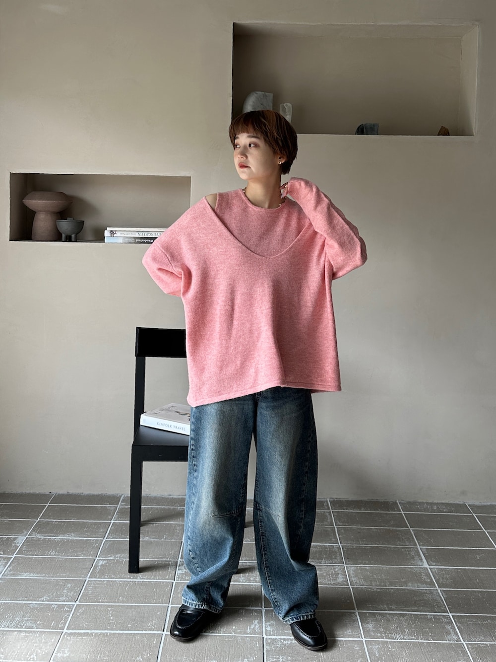 ピンク系のニット/セーター、ブルー系のデニムパンツ、その他のその他を着用したレディースの秋コーディネートの2枚目の写真