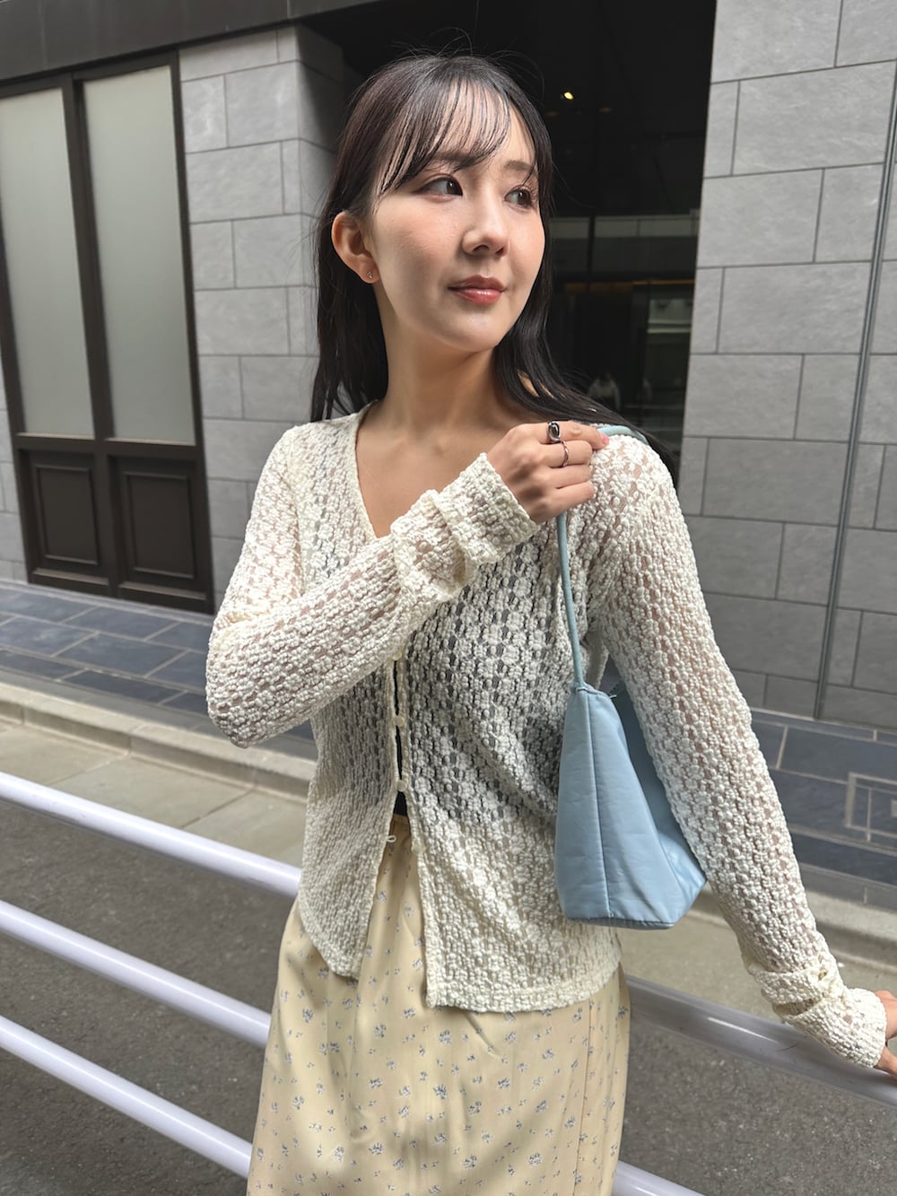 ホワイト系のTシャツ/カットソー、ベージュ系のスカート、その他のその他を着用したレディースの春コーディネートの2枚目の写真