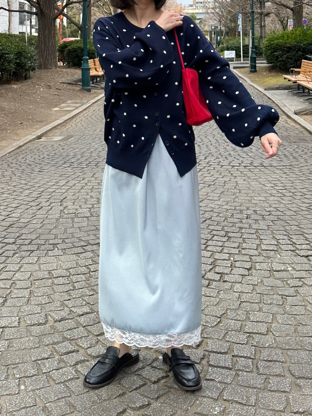ブルー系のカーディガン/ボレロ、ブルー系のスカート、その他のその他を着用したレディースの春コーディネートの4枚目の写真