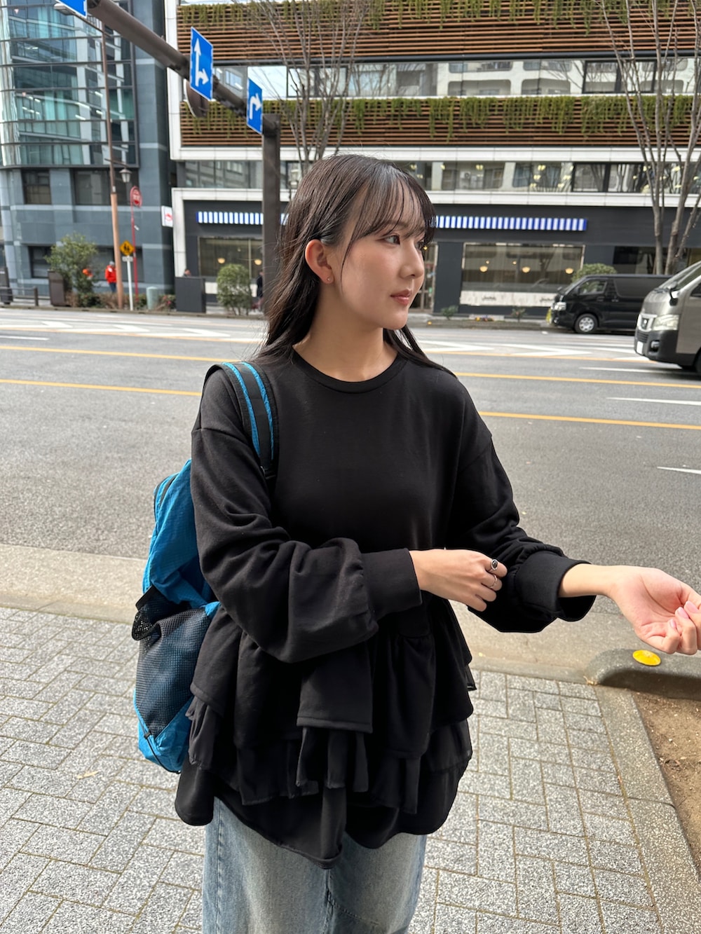 ブラック系のTシャツ/カットソー、ブラック系のスニーカー、その他のその他を着用したレディースの春コーディネートの2枚目の写真