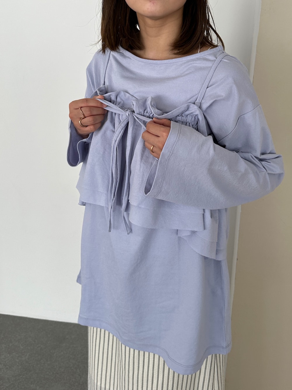 ホワイト系のスカート、ブルー系のTシャツ/カットソー、その他のその他を着用したレディースの秋コーディネートの2枚目の写真