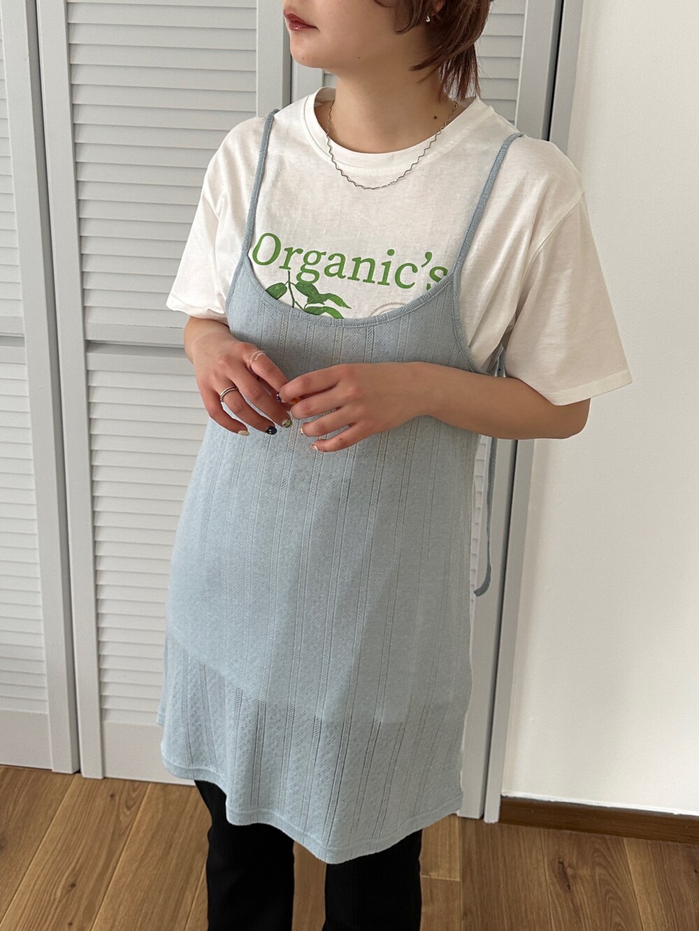 ホワイト系のTシャツ/カットソー、ブルー系のキャミソール、ブラック系のその他パンツを着用したレディースの夏コーディネートの2枚目の写真