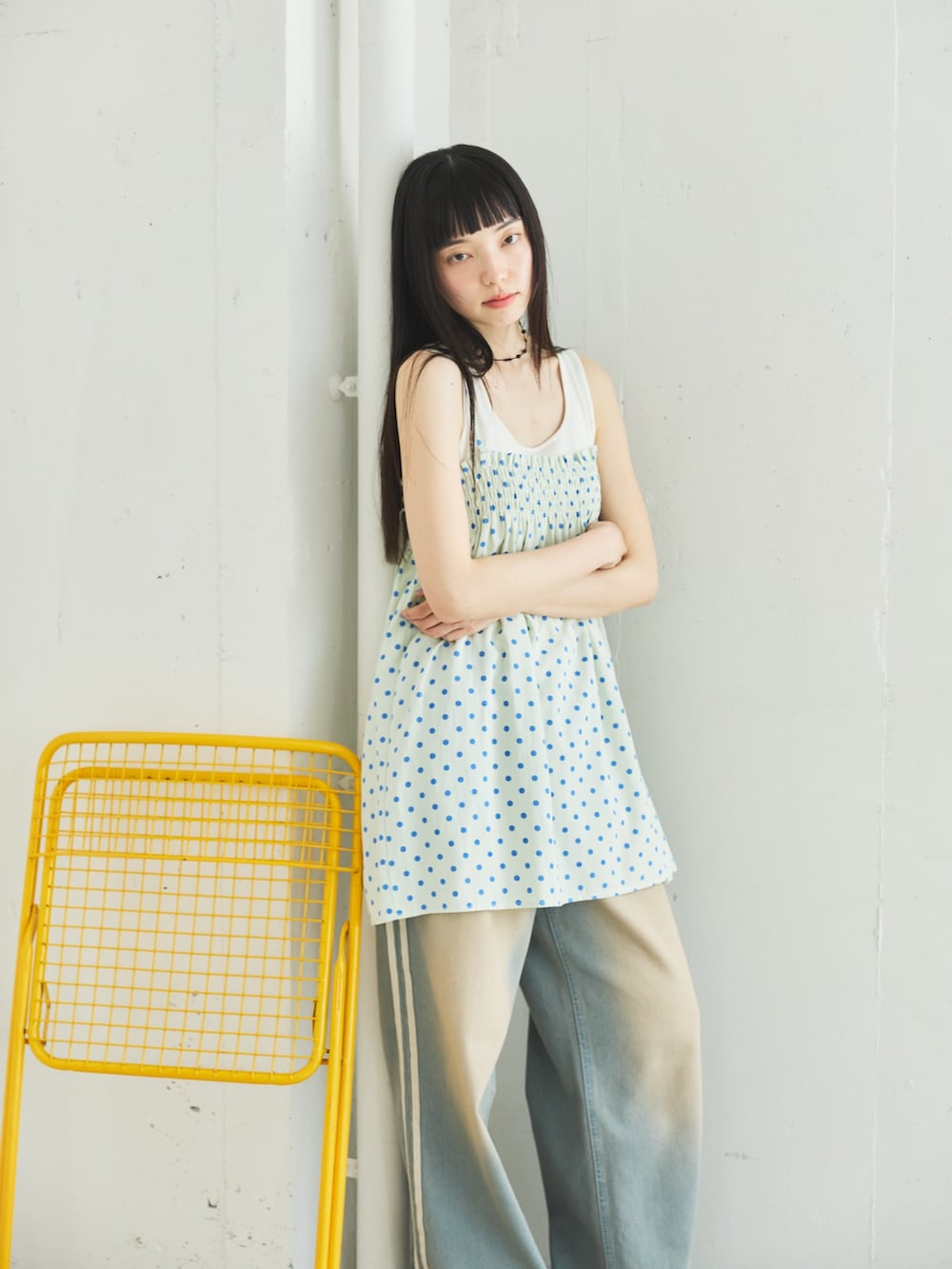 ブルー系のシャツ/ブラウス、ブルー系のデニムパンツ、その他のその他を着用したレディースの夏コーディネートの4枚目の写真