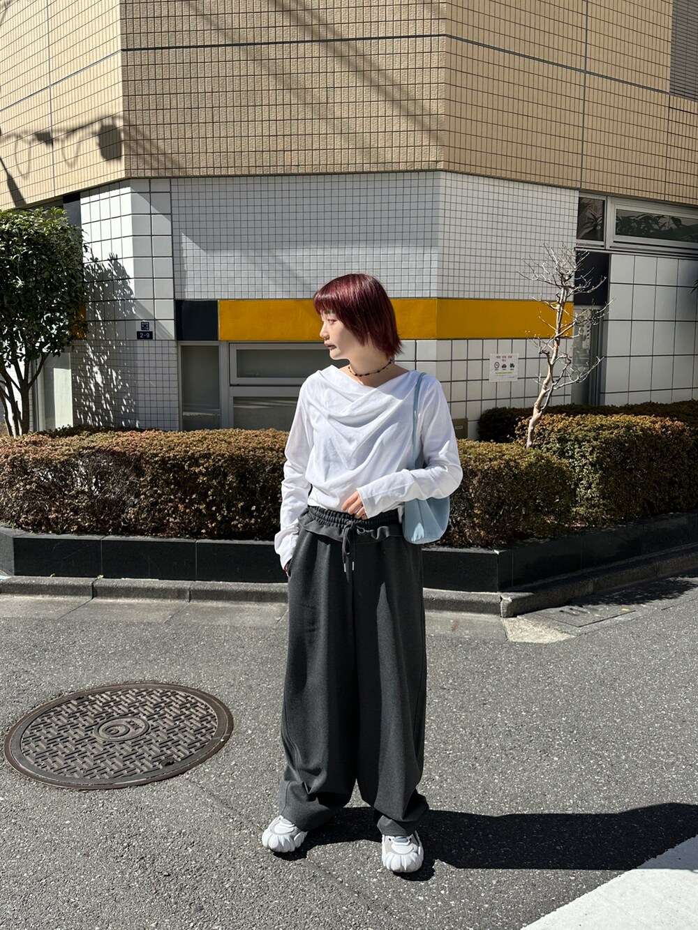 ホワイト系のTシャツ/カットソー、グレー系のその他パンツ、その他のその他を着用したレディースの春コーディネートの3枚目の写真