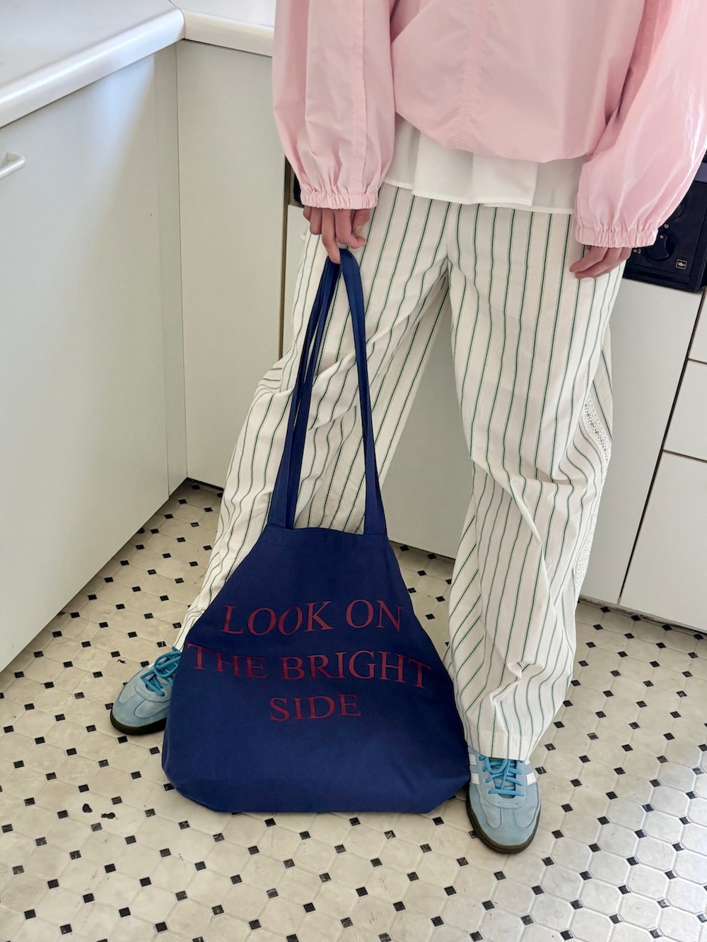 ピンク系のその他トップス、ブルー系のトートバッグ、ホワイト系のTシャツ/カットソーを着用したレディースの冬コーディネートの3枚目の写真