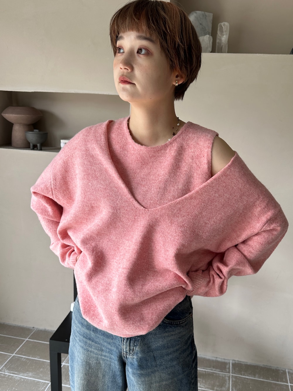 ピンク系のニット/セーター、ブルー系のデニムパンツ、その他のその他を着用したレディースの秋コーディネートの3枚目の写真