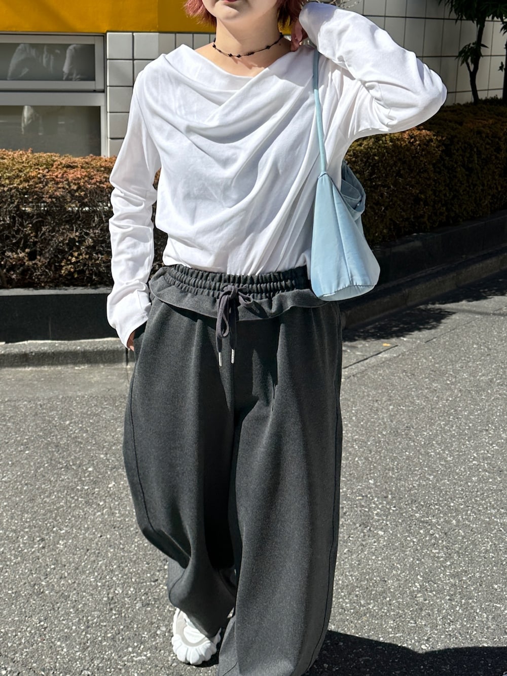 ホワイト系のTシャツ/カットソー、グレー系のその他パンツ、その他のその他を着用したレディースの春コーディネートの5枚目の写真