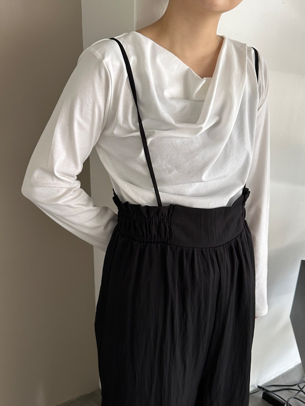 ブラック系のサロペット/オーバーオール、ホワイト系のTシャツ/カットソー、その他のその他を着用したレディースの秋コーディネートの2枚目の写真