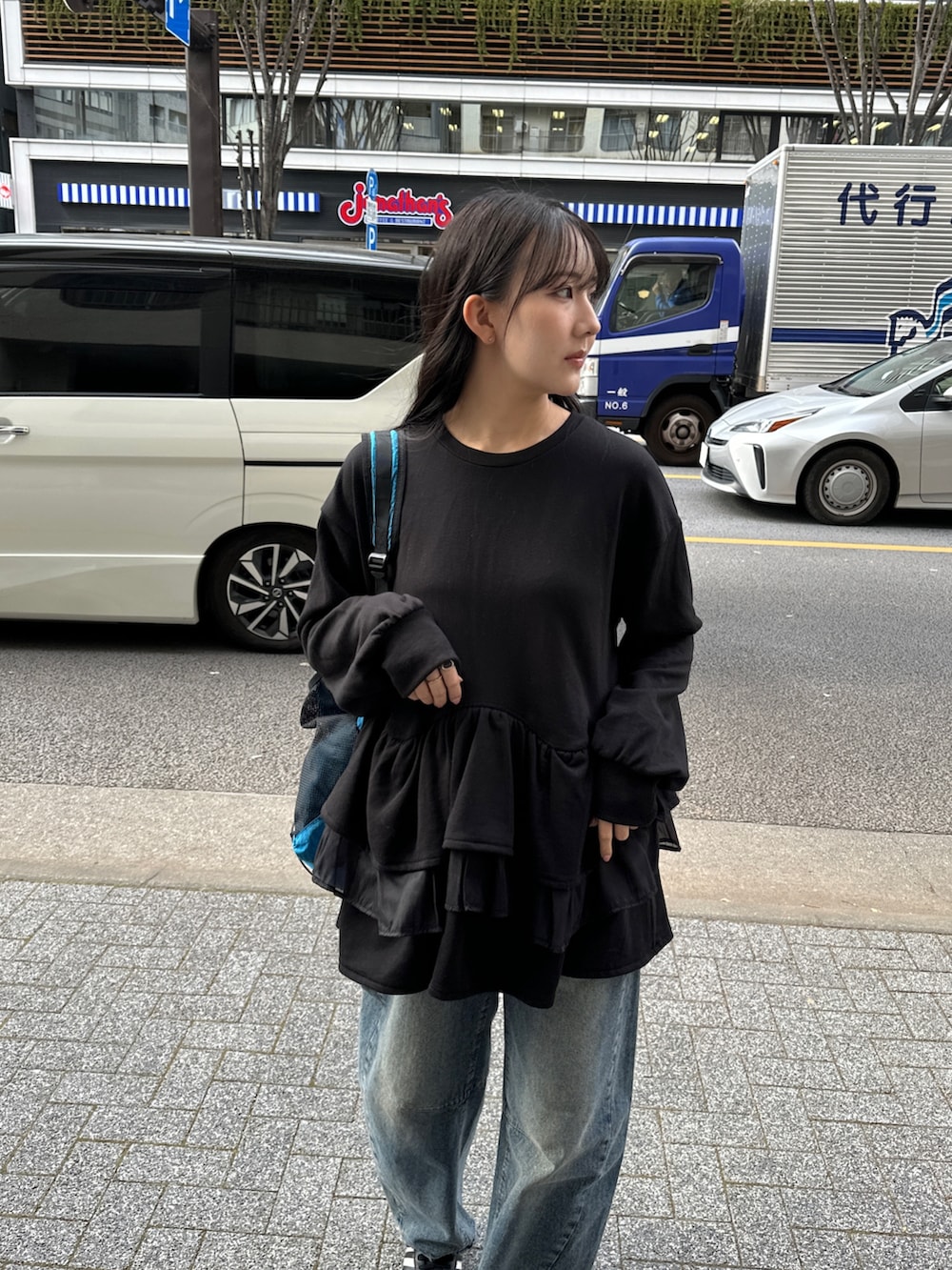 ブラック系のTシャツ/カットソー、ブラック系のスニーカー、その他のその他を着用したレディースの春コーディネートの5枚目の写真