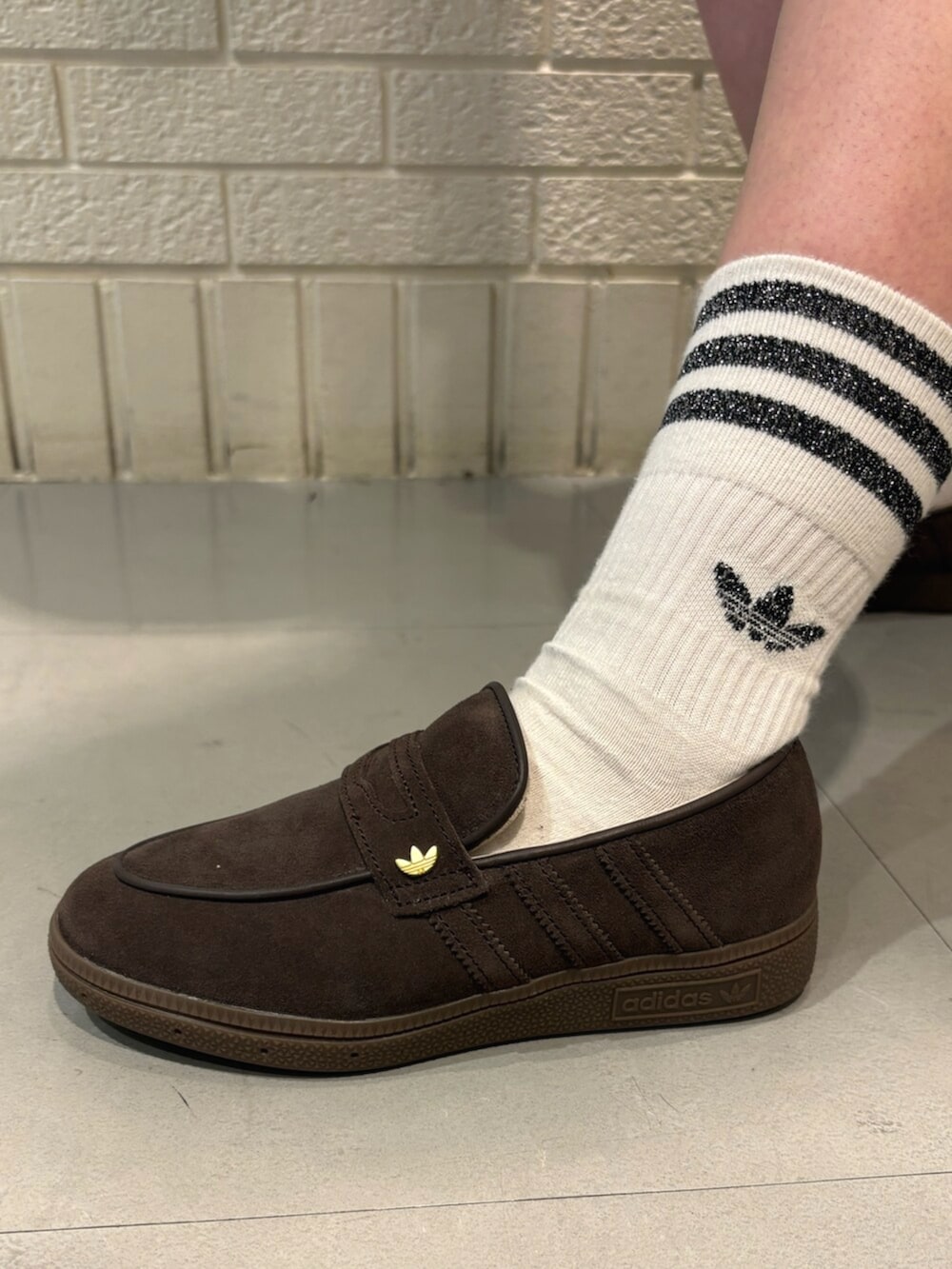 ピンク系のジャージ、ブラウン系のスニーカー、ブラック系のバッグを着用したレディースの春コーディネートの4枚目の写真