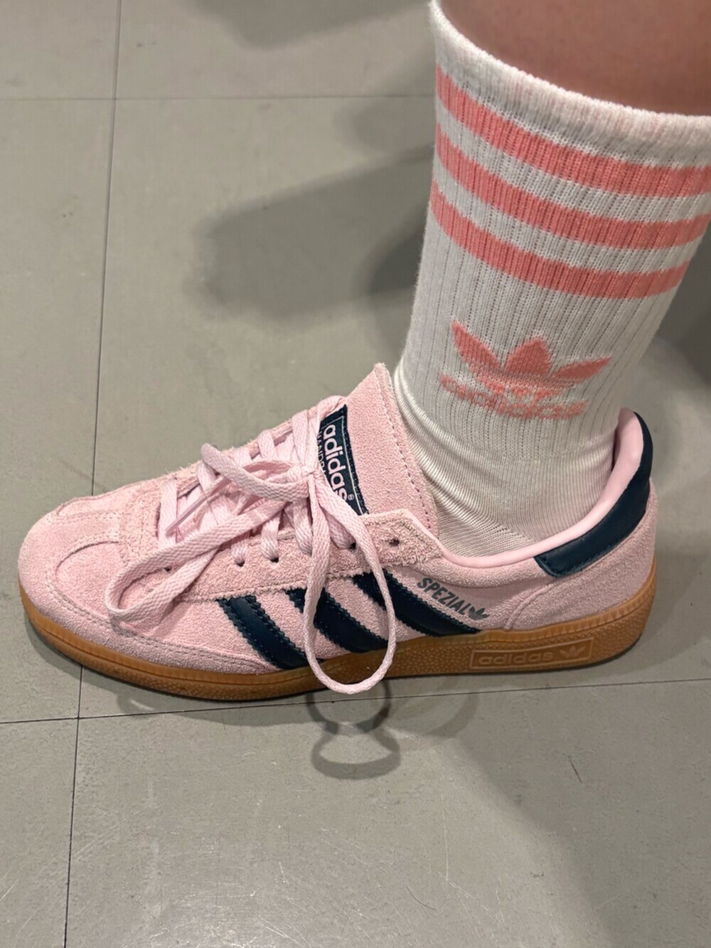 ピンク系のジャージ、ブラック系のショルダーバッグ、ピンク系のスニーカーを着用したレディースの秋コーディネートの4枚目の写真