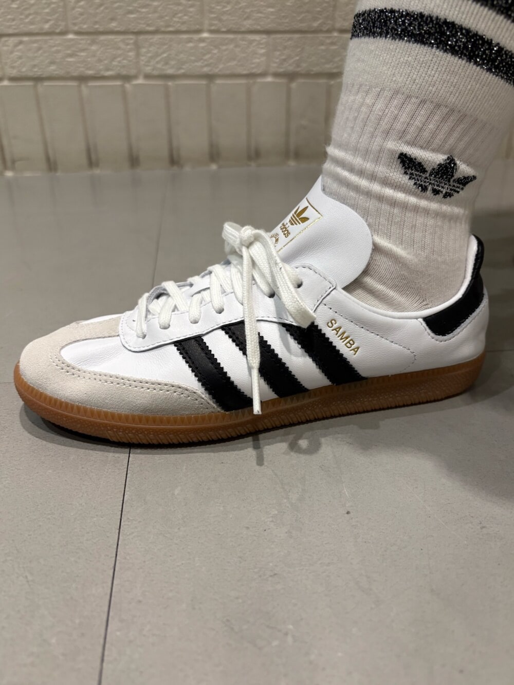 ピンク系のTシャツ/カットソー、ブラック系のスカート、ホワイト系のシューズを着用したレディースの夏コーディネートの4枚目の写真