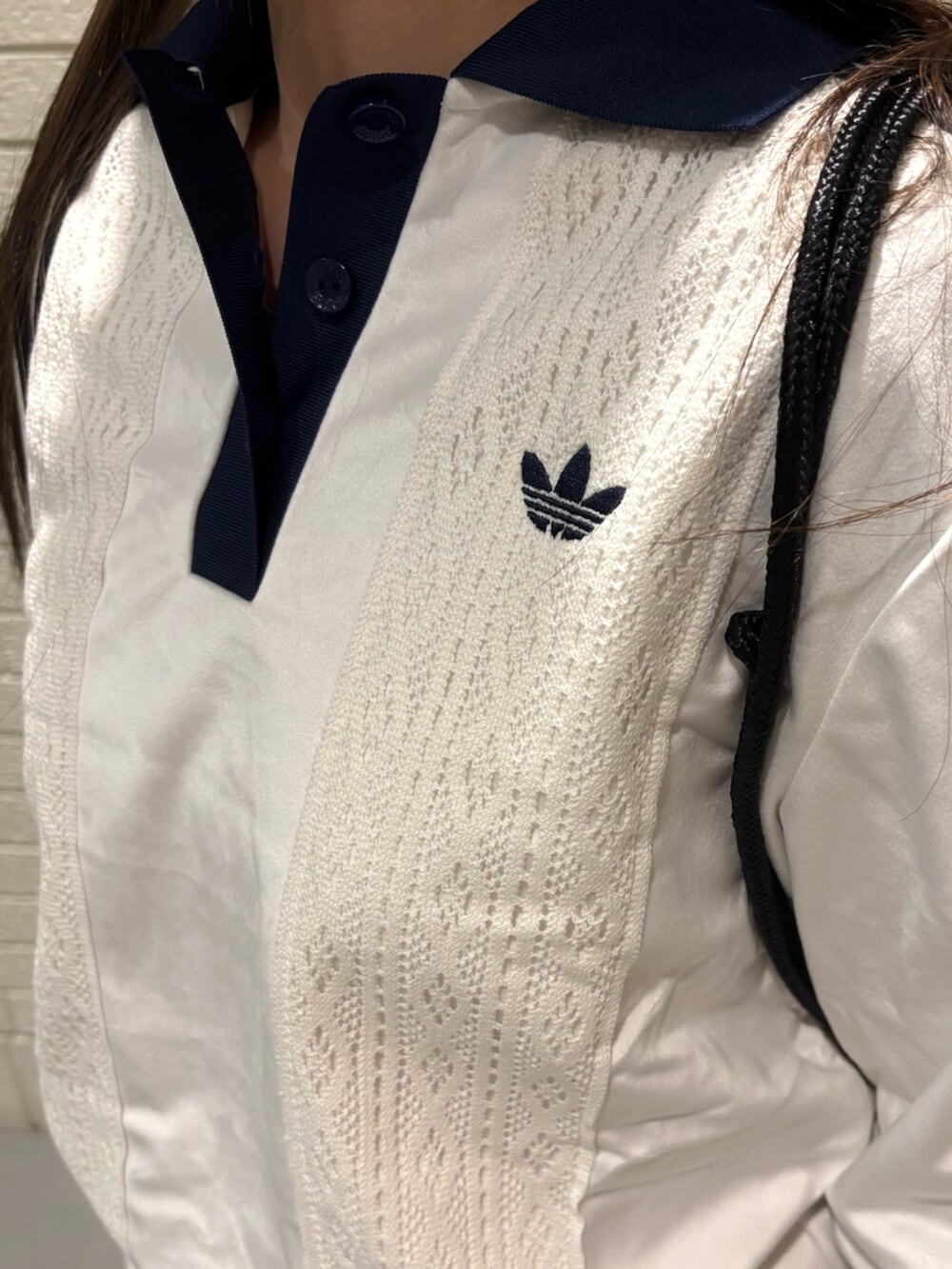 ホワイト系のTシャツ/カットソー、ブラック系のエコバッグ/サブバッグ、ブラック系のスニーカーを着用したレディースの秋コーディネートの3枚目の写真