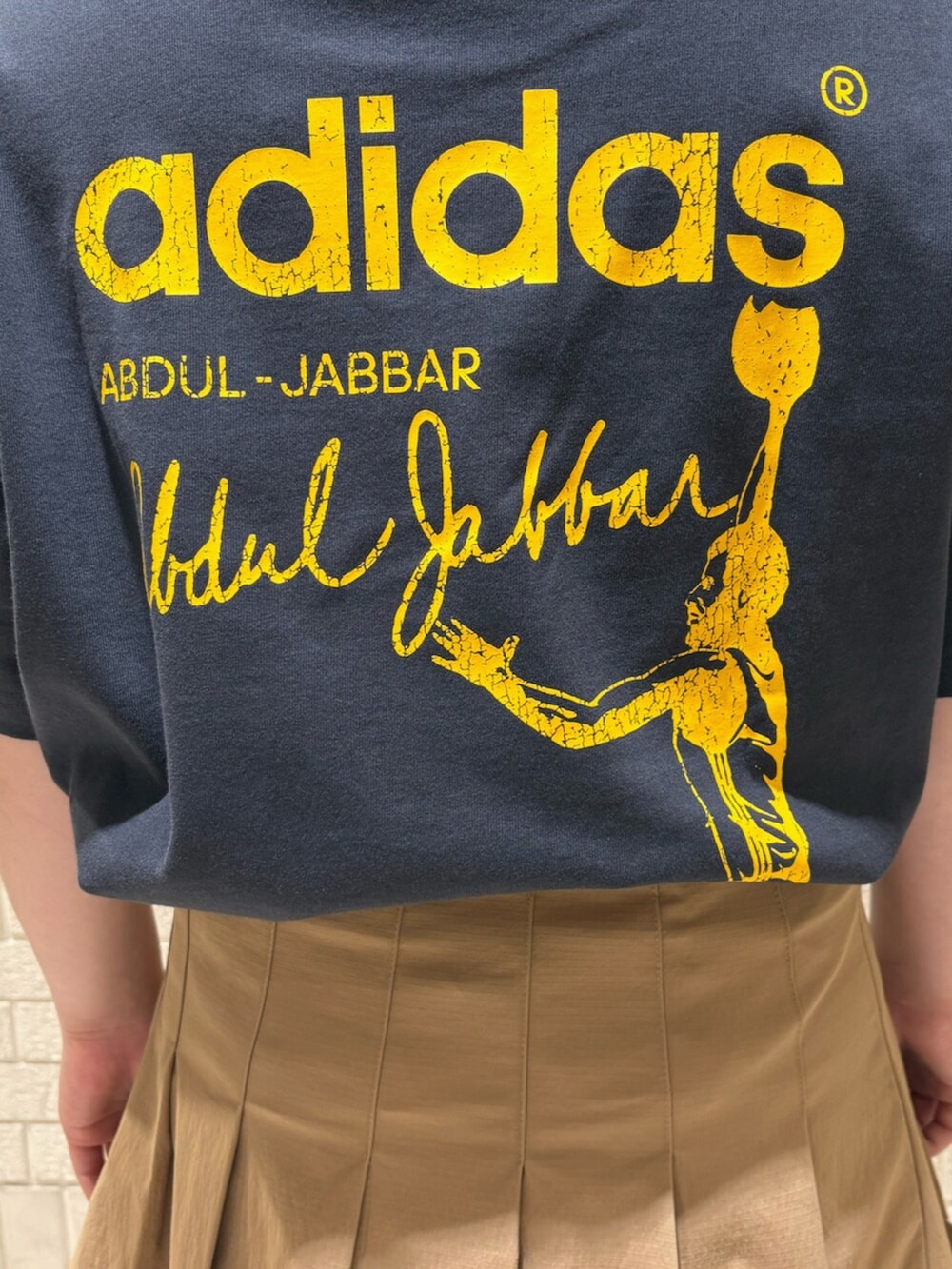 ベージュ系のスカート、グレー系のTシャツ/カットソー、ベージュ系のショルダーバッグを着用したレディースの夏コーディネートの3枚目の写真