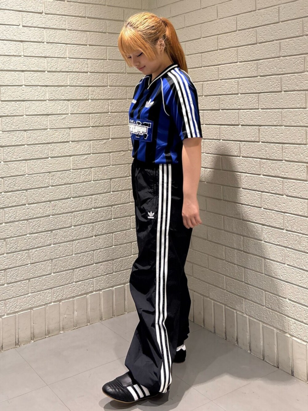 ブラック系のシューズ、ブラック系のその他パンツ、ブルー系のTシャツ/カットソーを着用したレディースの夏コーディネートの2枚目の写真