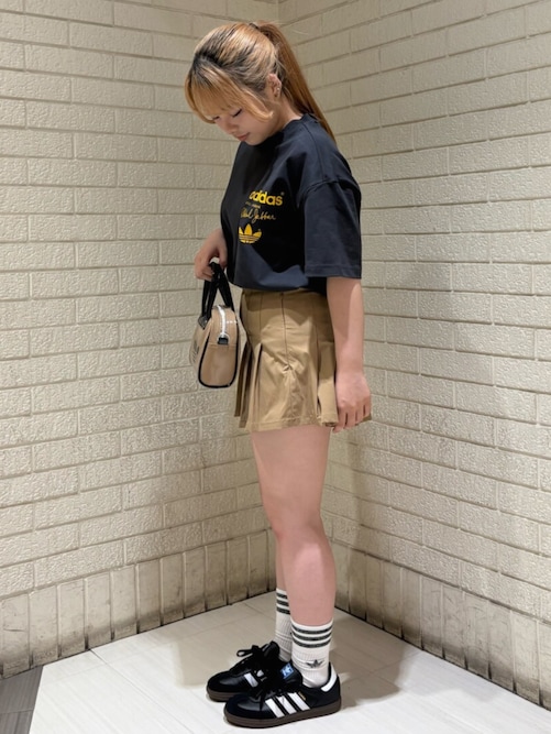 プリーツスカート、ジャバー スカイフック 半袖Tシャツ、アディカラー