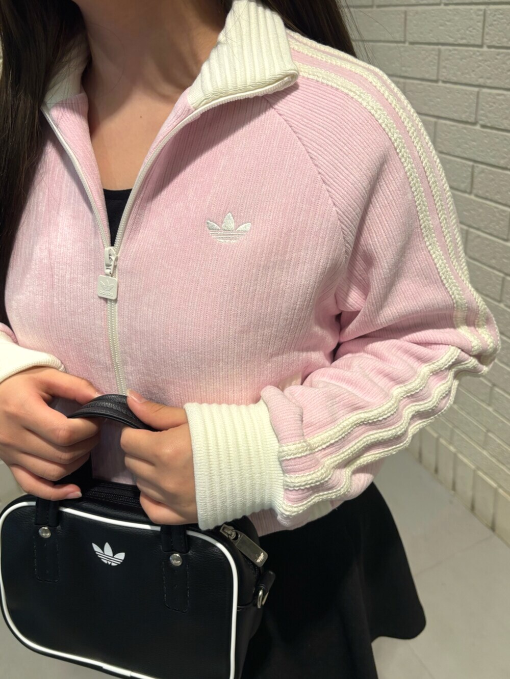 ピンク系のジャージ、ブラック系のショルダーバッグ、ピンク系のスニーカーを着用したレディースの秋コーディネートの3枚目の写真