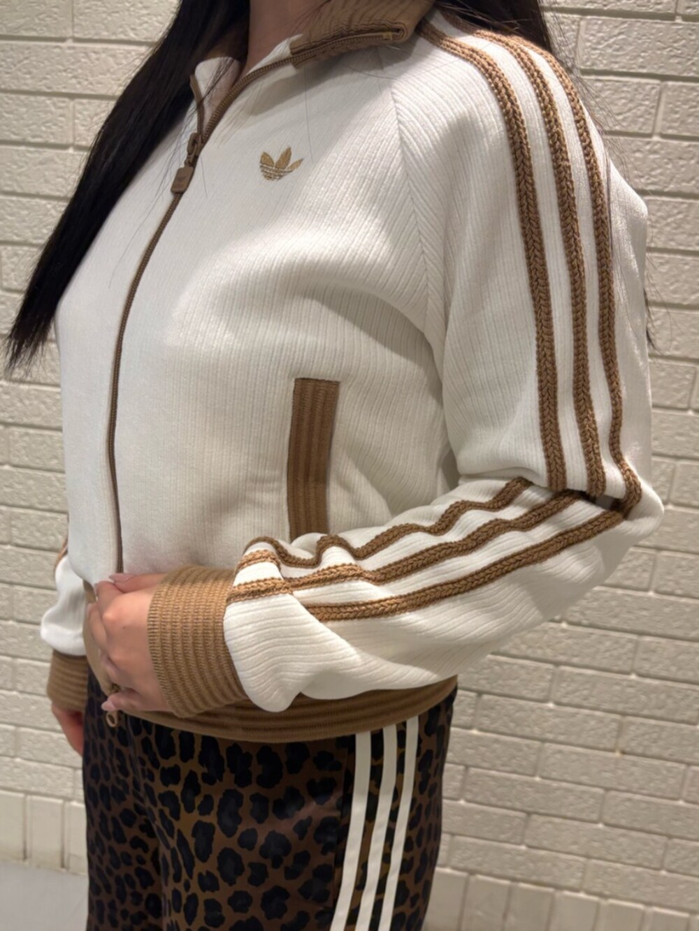 ホワイト系のシューズ、ホワイト系のジャージ、ブラウン系のその他パンツを着用したレディースの冬コーディネートの3枚目の写真