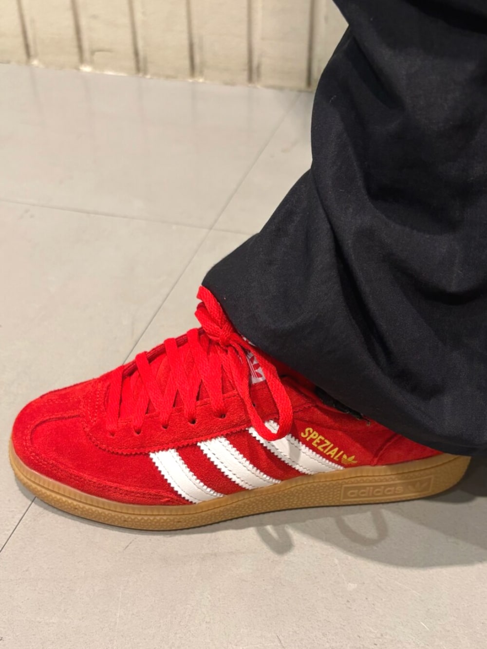 ブラック系のジャージ、レッド系のスニーカーを着用したレディースの秋コーディネートの4枚目の写真