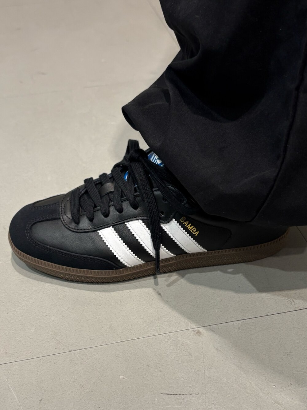 ブラック系のシューズ、ホワイト系のトップスを着用したレディースの春コーディネートの4枚目の写真