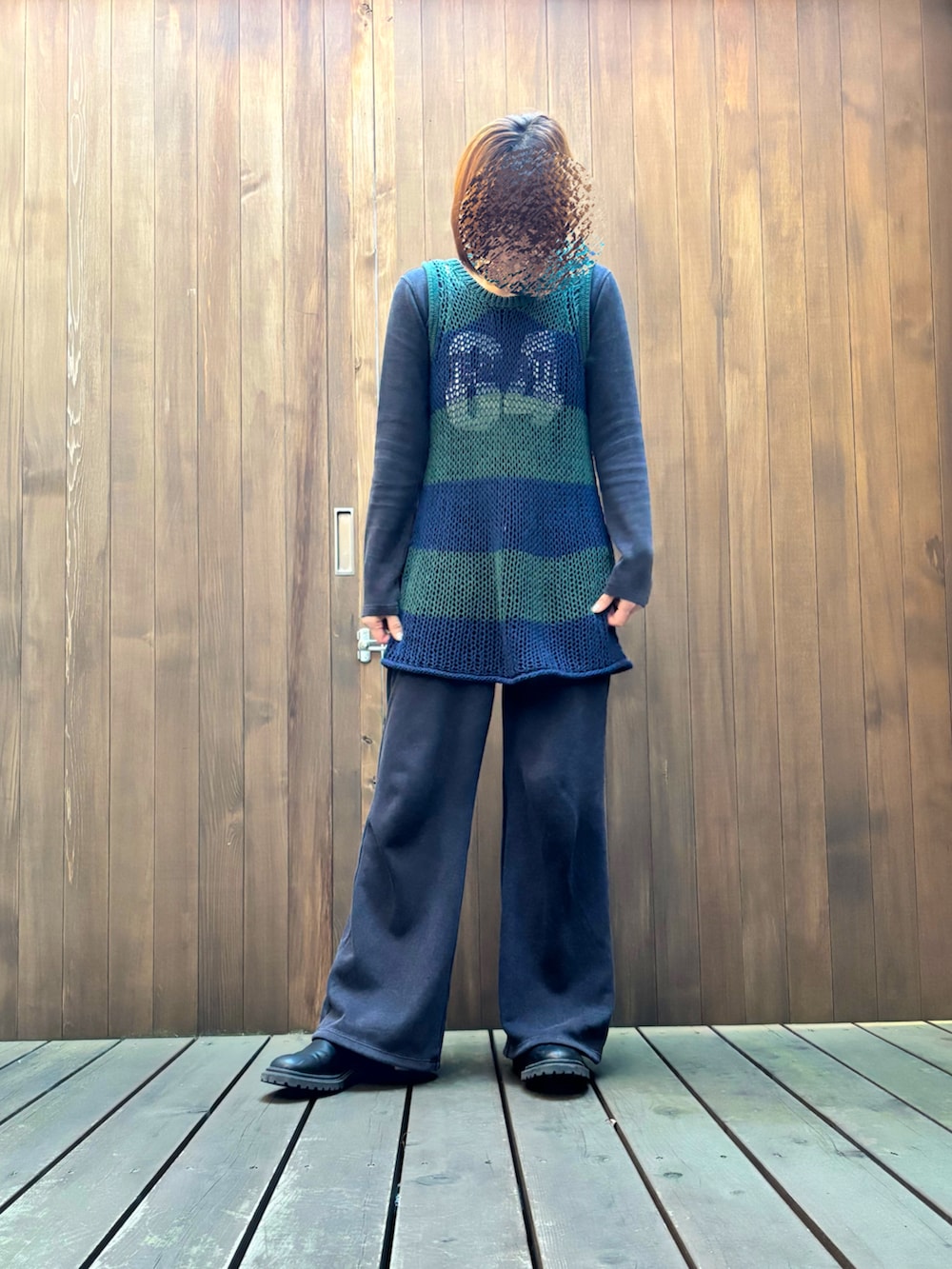 グリーン系のニット/セーター、ブラック系のトップス、ブラック系のその他パンツを着用したレディースの冬コーディネートの2枚目の写真