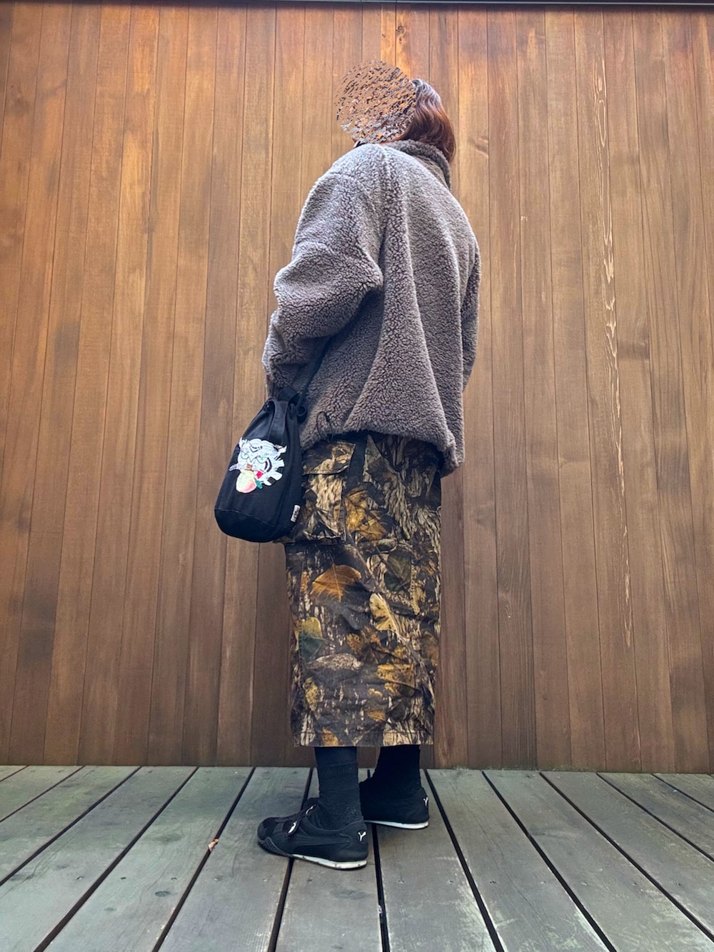 その他のスカート、ブラック系のキャミソール、グレー系のブルゾンを着用したレディースの冬コーディネートの3枚目の写真