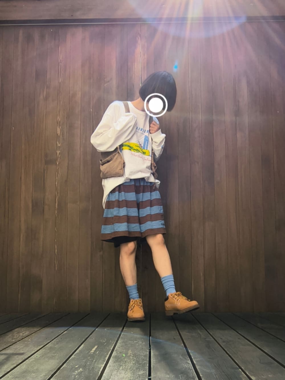 ブラウン系のTシャツ/カットソー、ブラウン系のその他パンツ、ホワイト系のタンクトップを着用したレディースの秋コーディネートの4枚目の写真