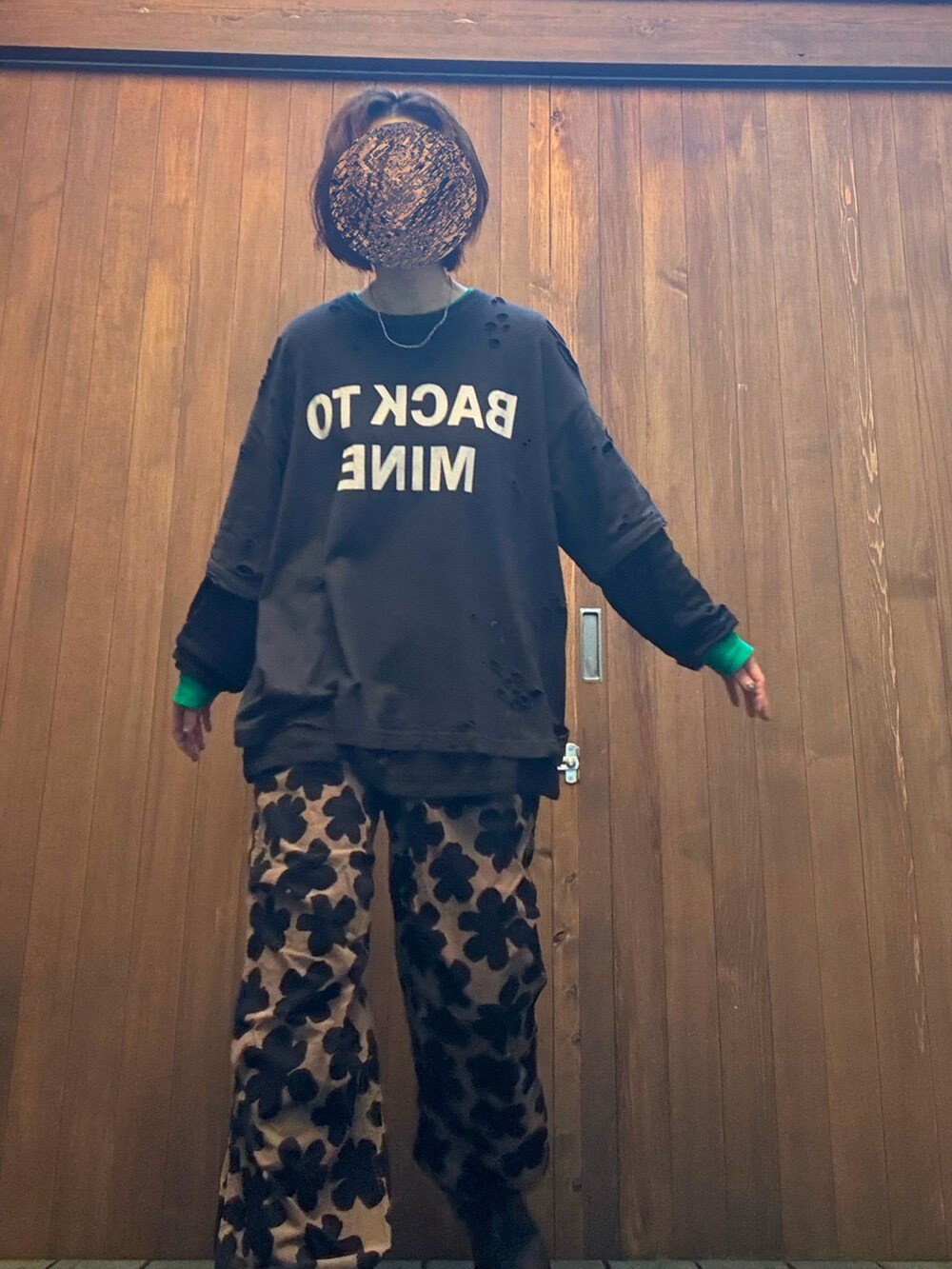 ブラック系のトップス、ブラック系のTシャツ/カットソーを着用したレディースの秋コーディネートの3枚目の写真