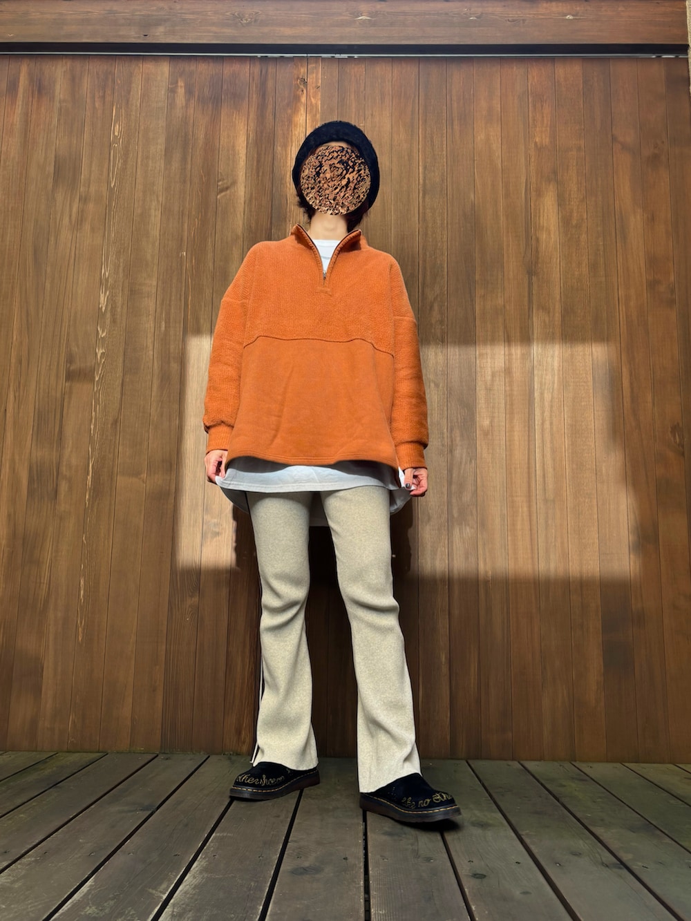 ベージュ系のその他パンツ、ホワイト系のトップス、オレンジ系のニット/セーターを着用したレディースの秋コーディネートの2枚目の写真