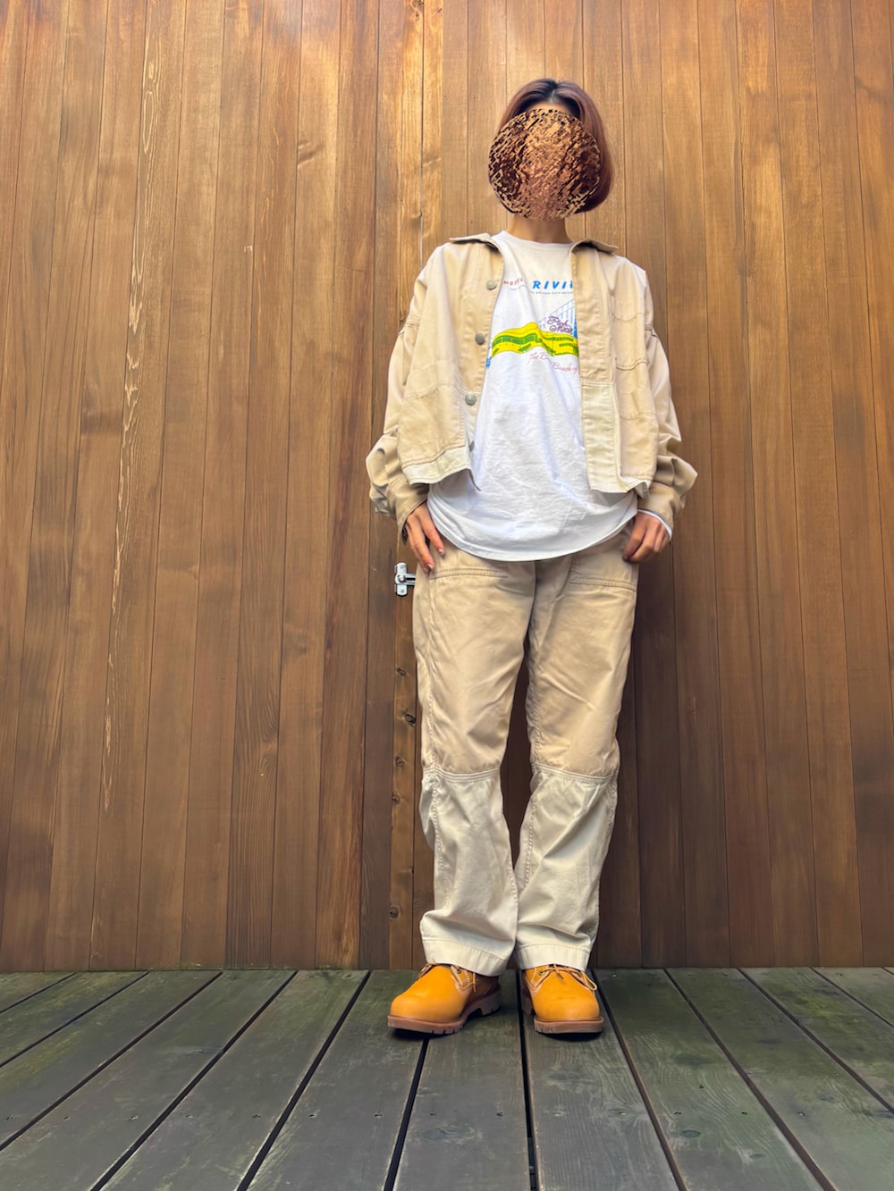 ホワイト系のトップス、ベージュ系のその他パンツ、ベージュ系のスニーカーを着用したレディースの秋コーディネートの2枚目の写真