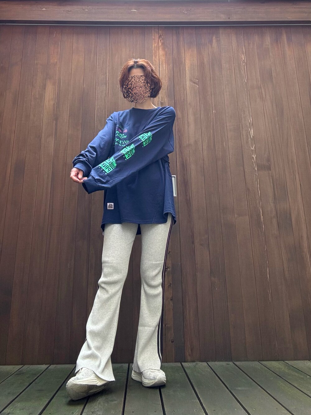 ブルー系のトップス、ベージュ系のその他パンツを着用したレディースの秋コーディネートの4枚目の写真