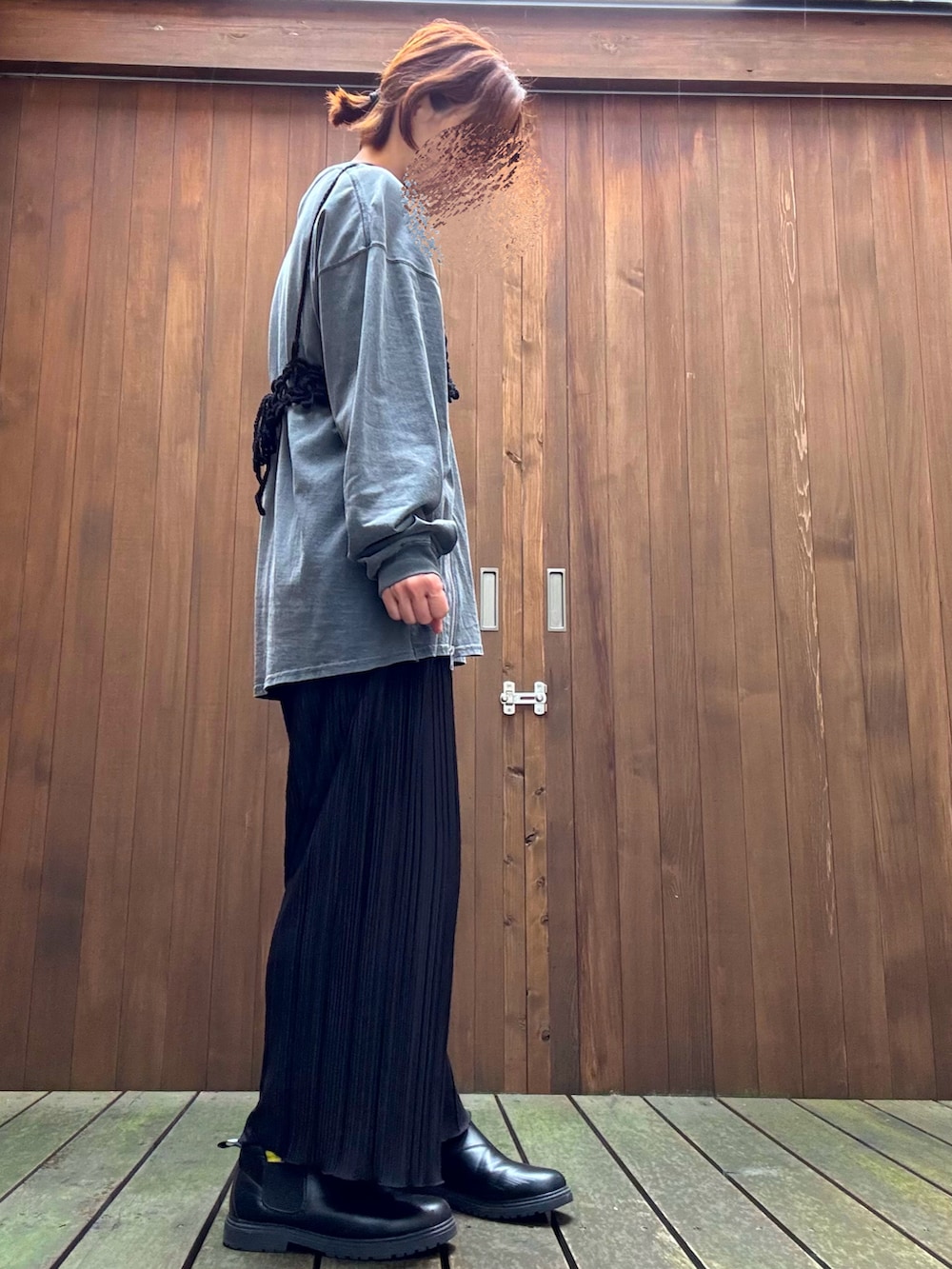 その他のトップス、ブラック系のキャミソール、ブラック系のブーツを着用したレディースの秋コーディネートの3枚目の写真