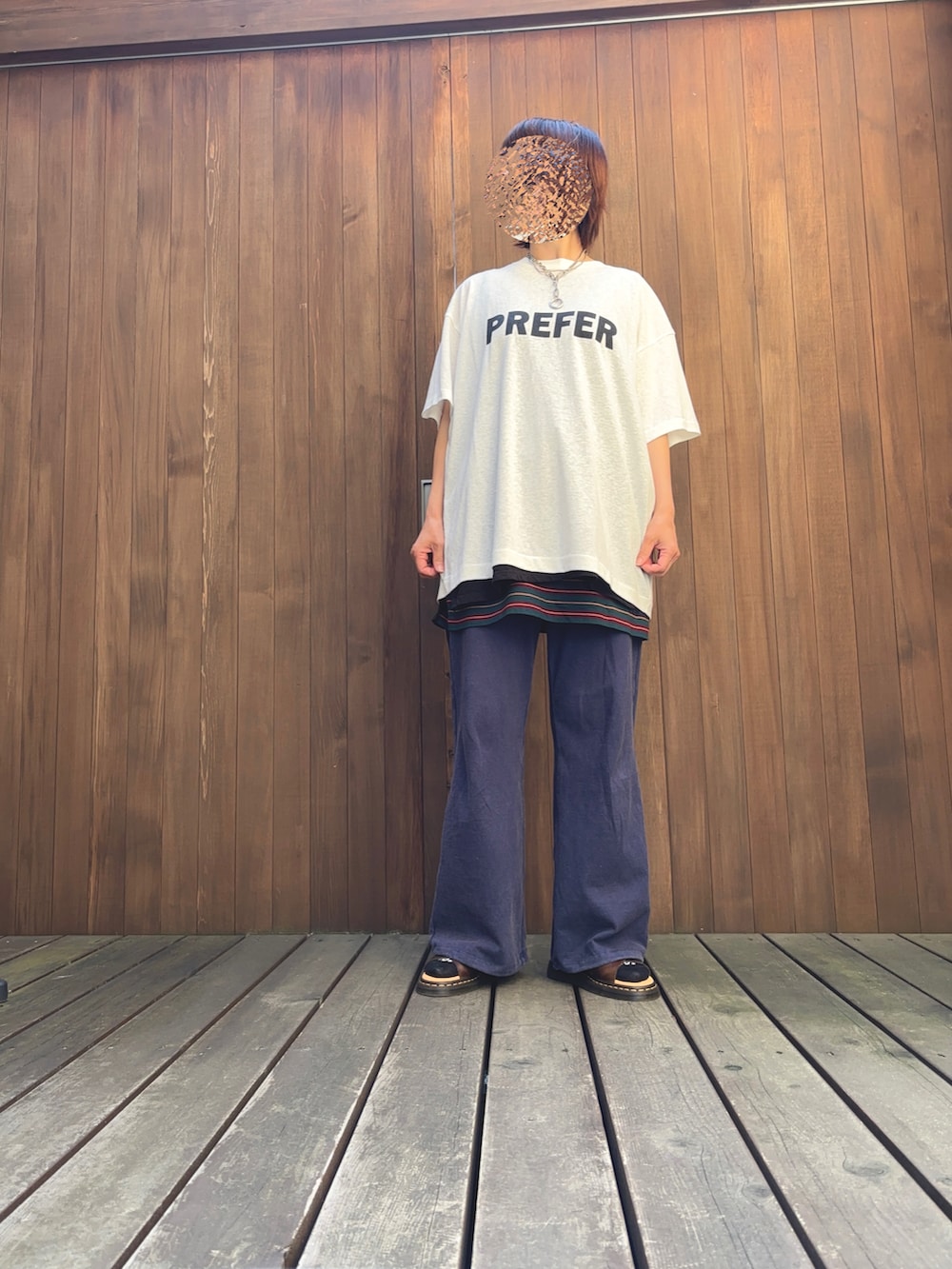 ホワイト系のTシャツ/カットソー、ブラック系のタンクトップ、グリーン系のスカートを着用したレディースの春コーディネートの2枚目の写真