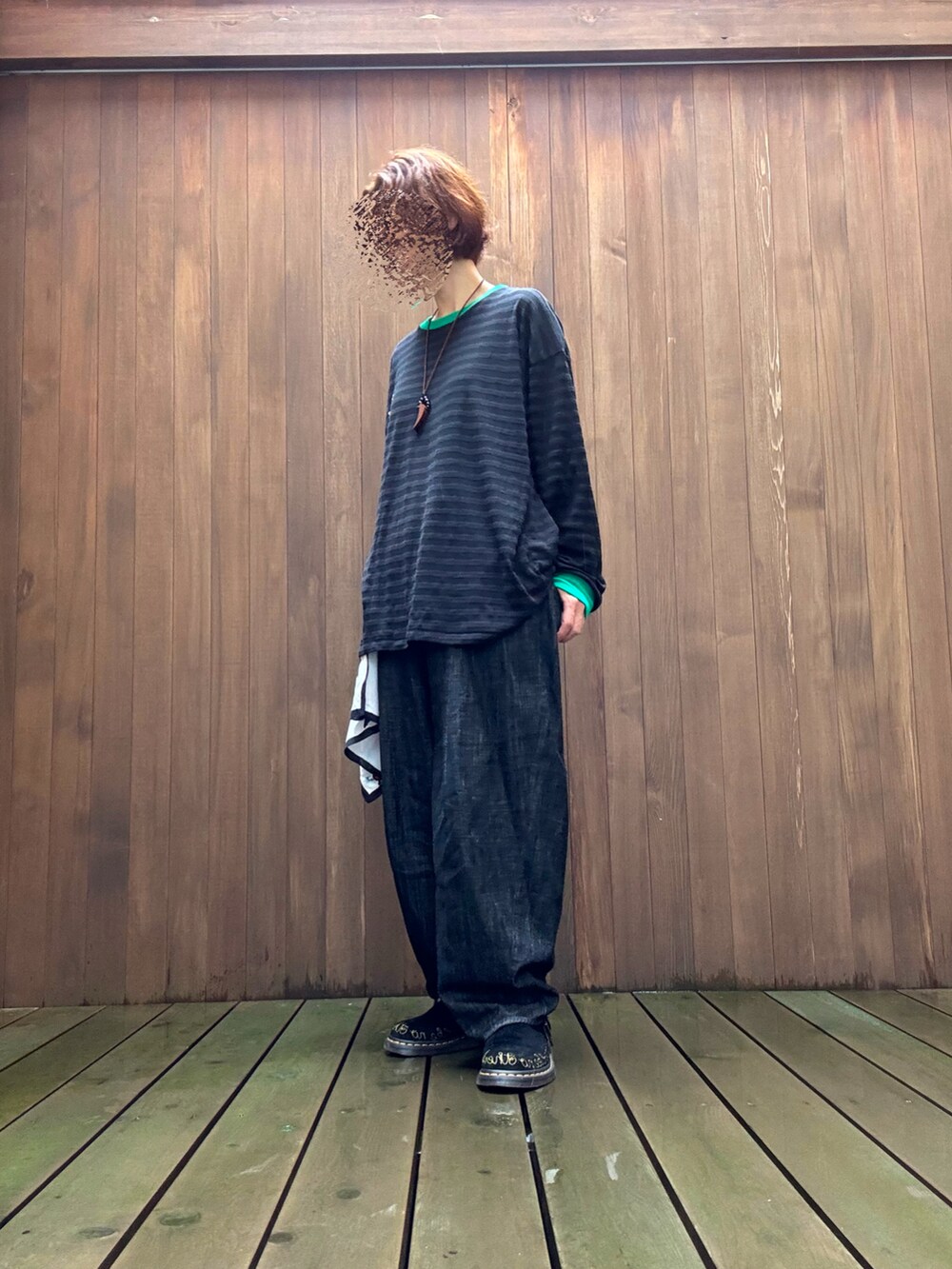 ブラック系のTシャツ/カットソー、ブラック系のパンツを着用したレディースの秋コーディネートの2枚目の写真