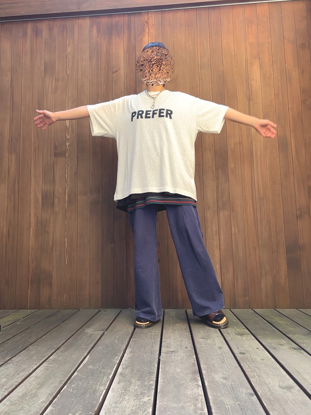 ホワイト系のTシャツ/カットソー、ブラック系のタンクトップ、グリーン系のスカートを着用したレディースの春コーディネートの4枚目の写真
