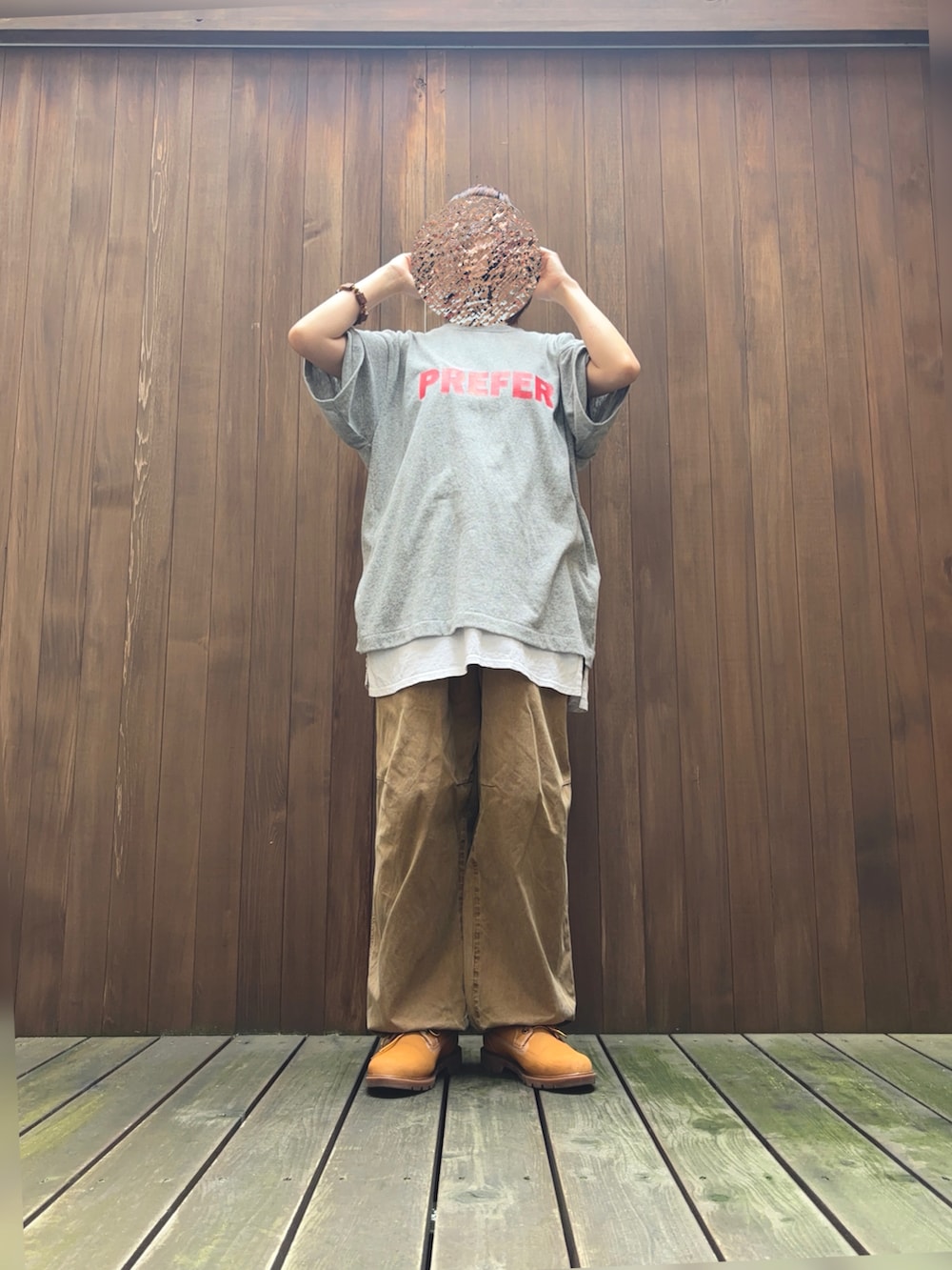グレー系のTシャツ/カットソー、ホワイト系のタンクトップ、ブラウン系のその他パンツを着用したレディースの春コーディネートの2枚目の写真