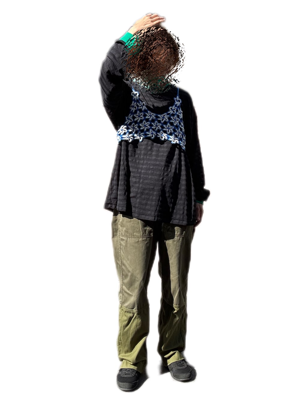 ブラック系のTシャツ/カットソー、ブルー系のキャミソールを着用したレディースの秋コーディネートの2枚目の写真