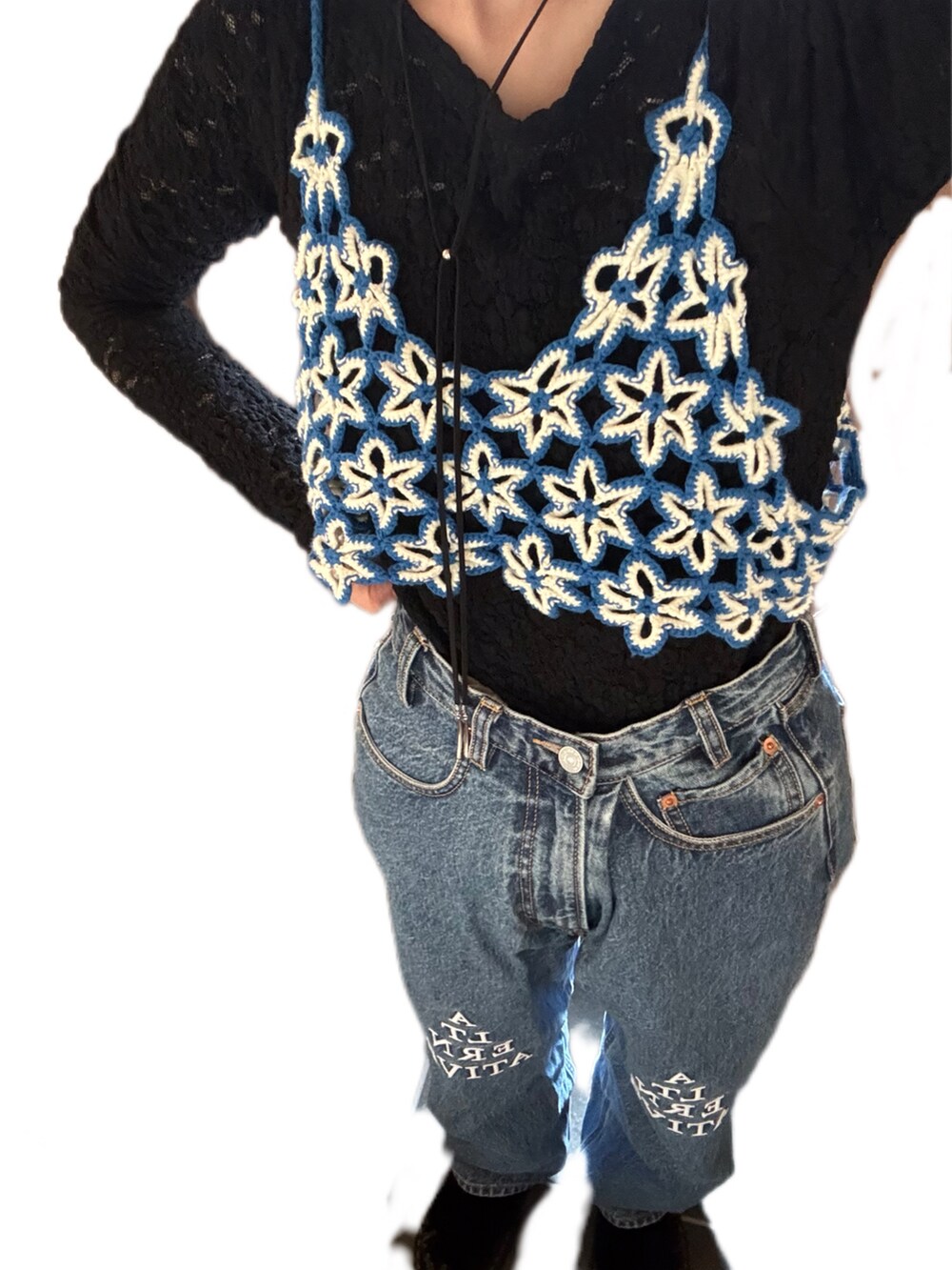 ブルー系のキャミソール、ブルー系のデニムパンツ、ブラック系のTシャツ/カットソーを着用したレディースの秋コーディネートの2枚目の写真