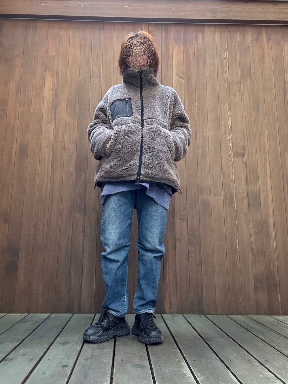 パープル系のカーディガン/ボレロ、グレー系のブルゾンを着用したレディースの秋コーディネートの2枚目の写真